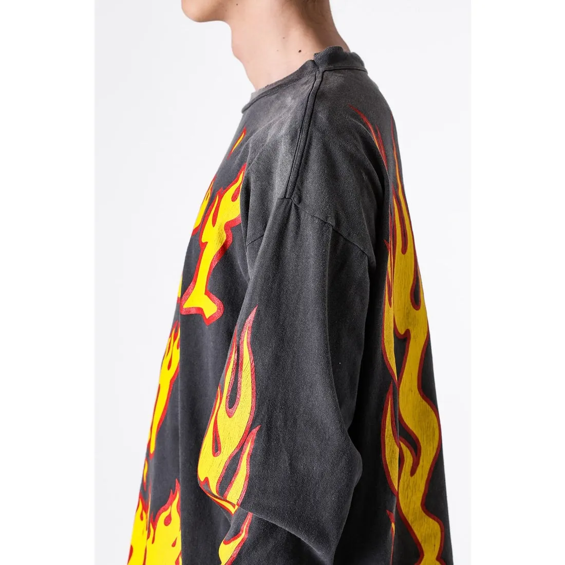 SAINT Mxxxxxx LS TEE/SOUL ON FIRE/BLK Soul flame/flame long sleeves, washed black S-XL, look for cylindrical fabrics with no side seams, don’t buy open ones anymore, boring Assute ready-made garments dyed, sprayed the whole thing with horse-hair spray, and then sprayed again to fade the color, the collar and cuffs are frayed, many places are torn, super large printing position, very difficult to print, complete accessories, with little angel anti-counterfeiting label